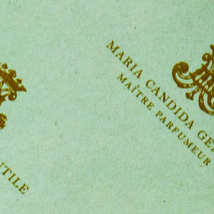 Carta regalo verde con logo dorato
